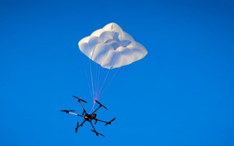 什么是無(wú)人機(jī)降落傘？（無(wú)人機(jī)降落傘原理與使用方法）